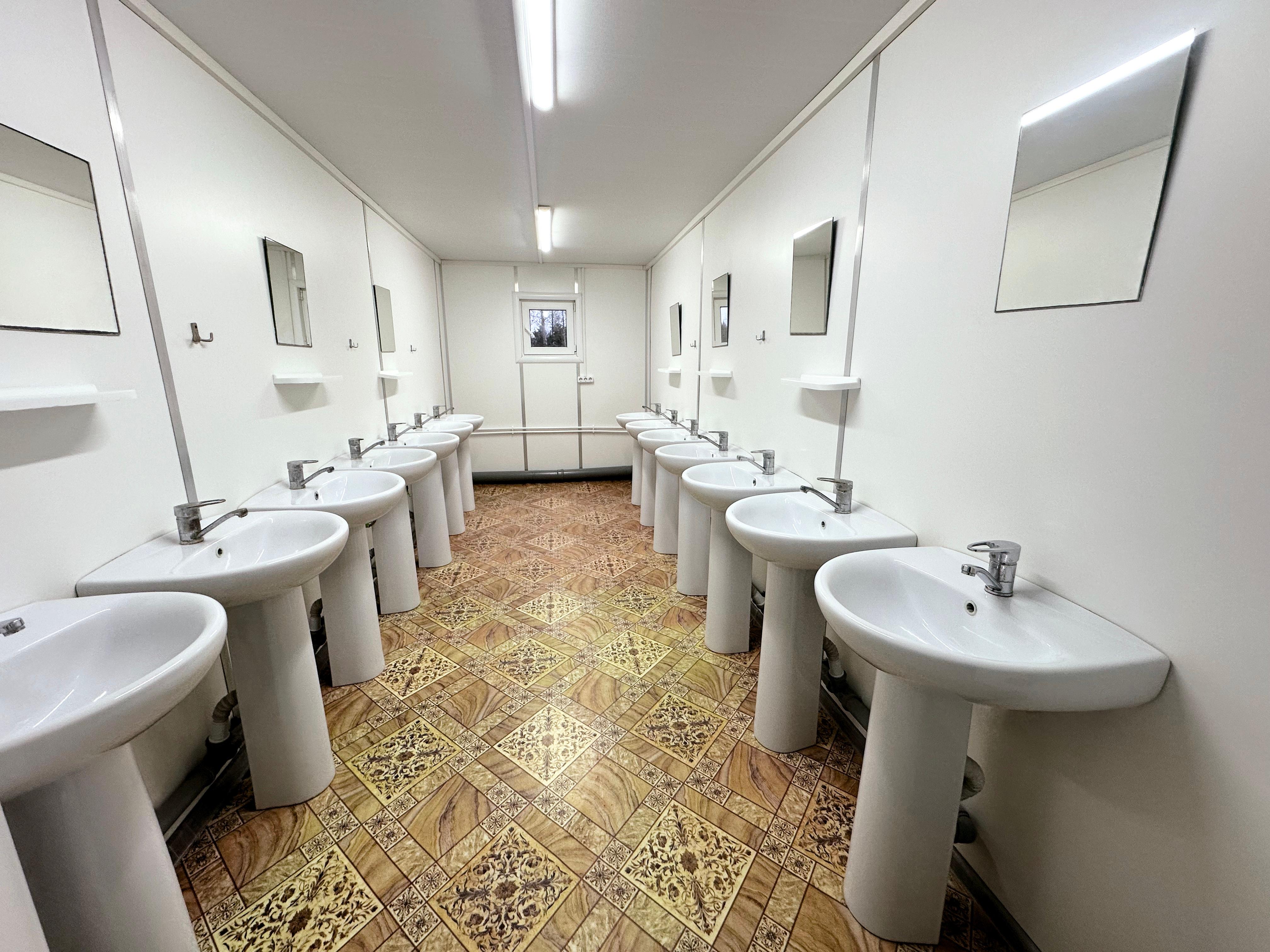 Умывальная комната в общежитии в Усть-Луге