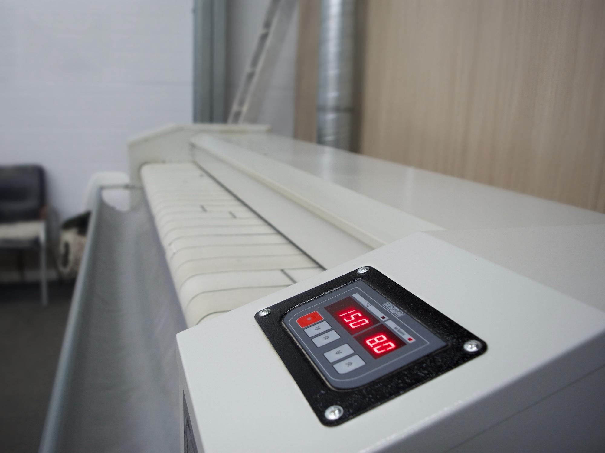 Прачечная Усть-Луга. Гладильный станок