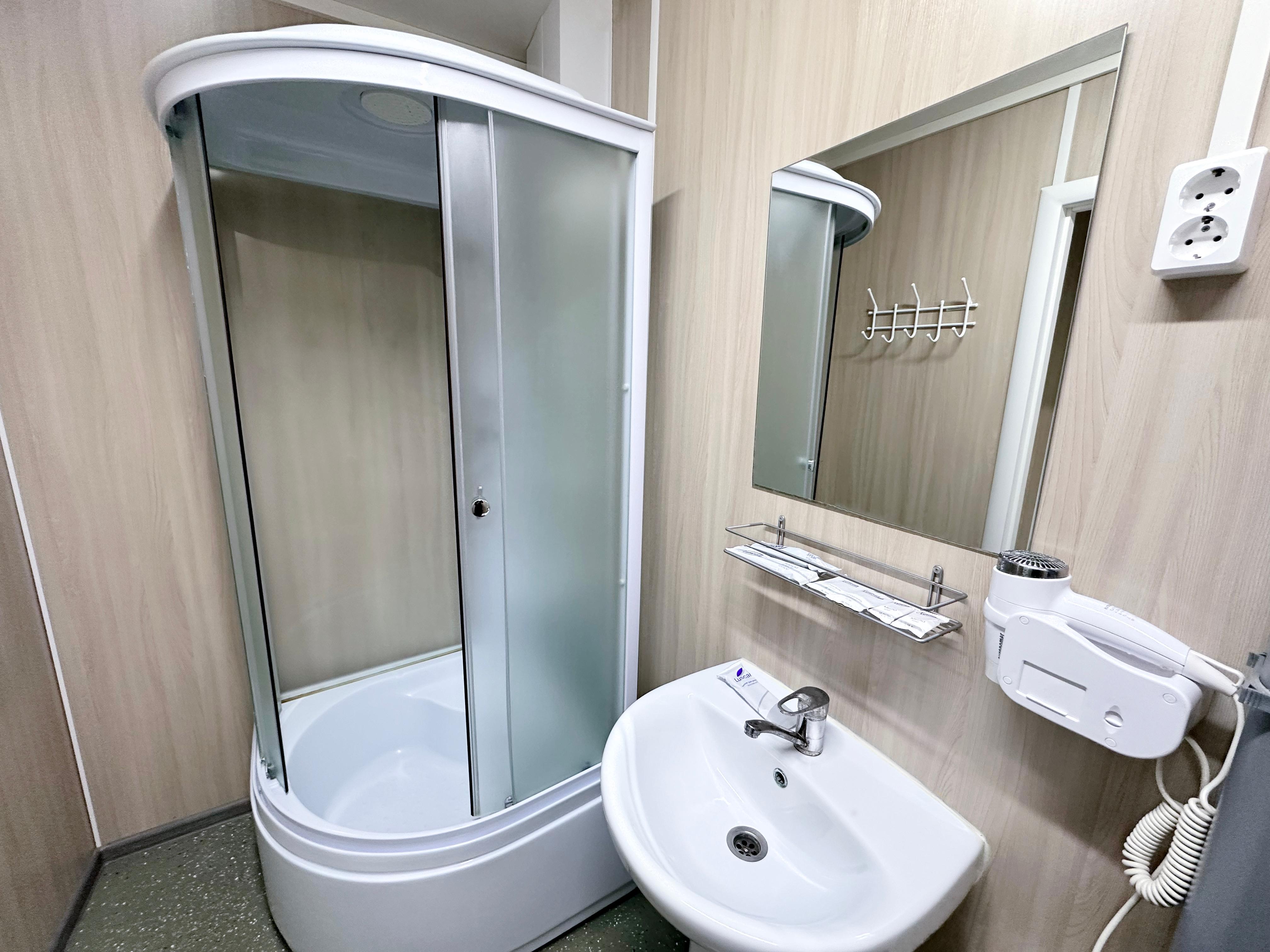 Душевая кабина в трехместном номере в гостинице Усть-Луга