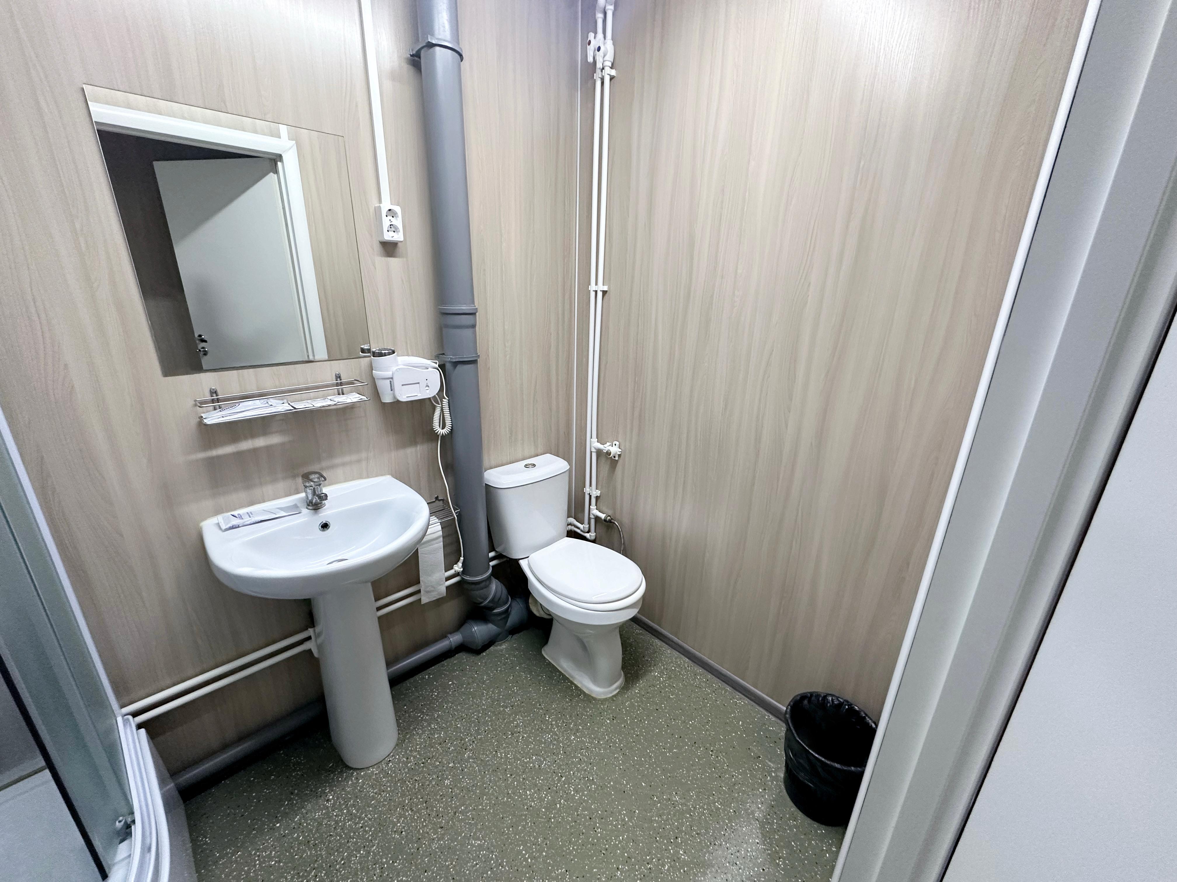 Туалет в трехместном номере в гостинице Усть-Луга