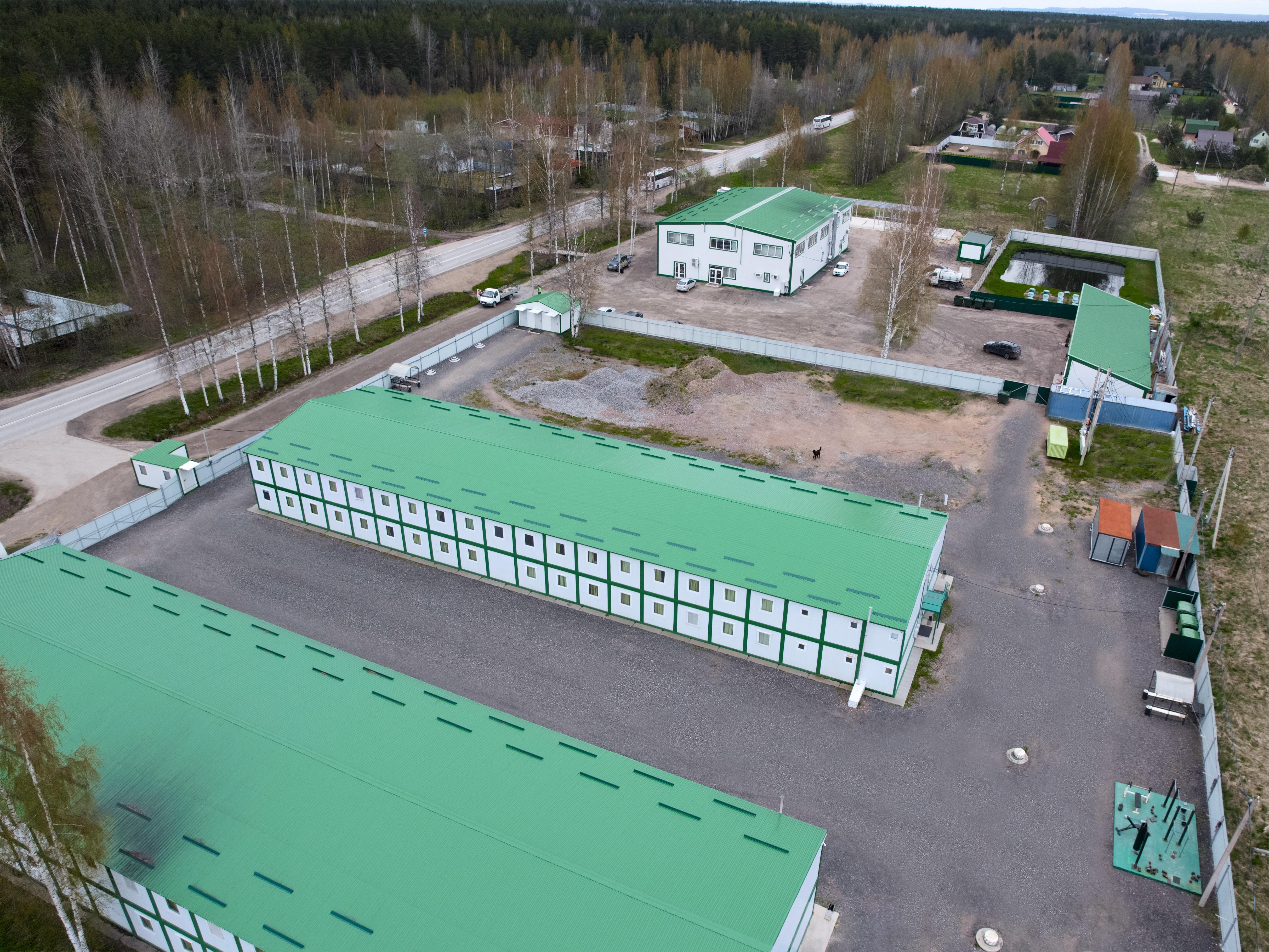 Территория комплекса УК Усть-Луга, корпуса общежития и гостиницы